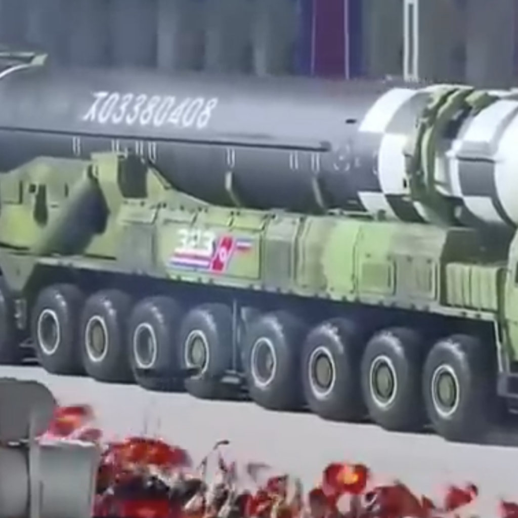 Kim Jong-Un ridiculise Washington avec son missile géant