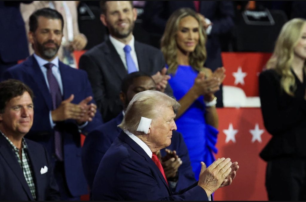Donald Trump, pansement sur l’oreille, est accueilli en héros à la Convention nationale républicaine