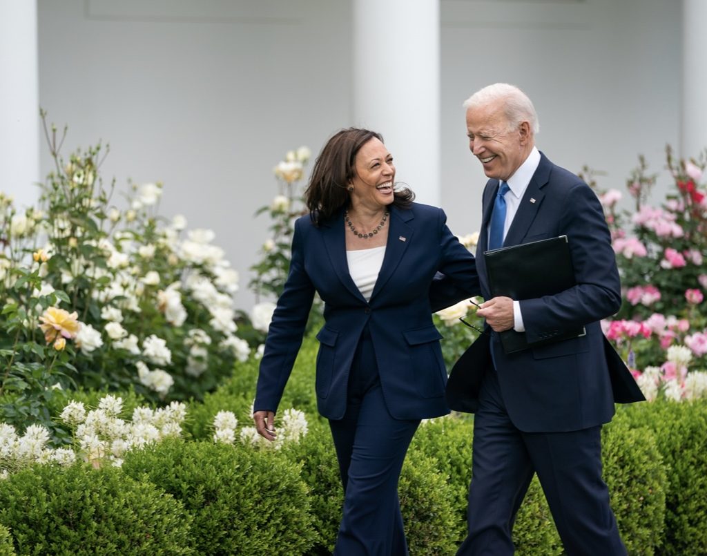 Le président Biden se retire de la course et soutient Kamala