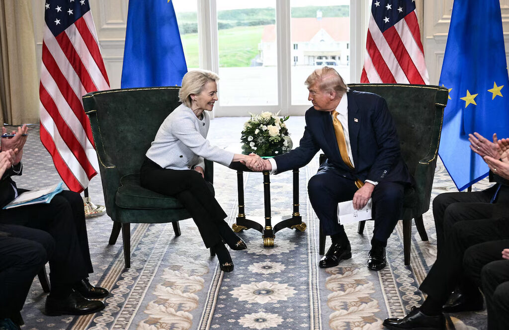 Trump et Von der Leyen scellent un accord prévoyant 15% de taxes sur les produits européens