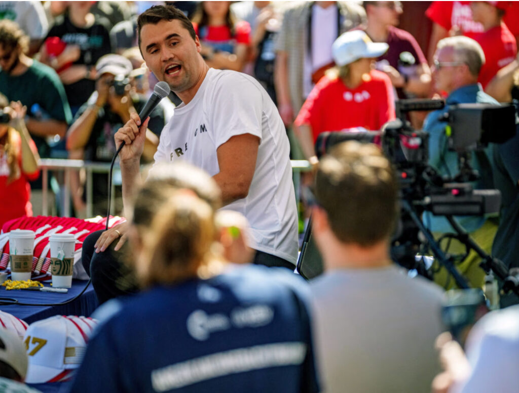 Charlie Kirk tué par balle lors d’un rassemblement universitaire, le tireur toujours en fuite