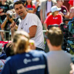 Charlie Kirk tué par balle lors d’un rassemblement universitaire, le tireur toujours en fuite