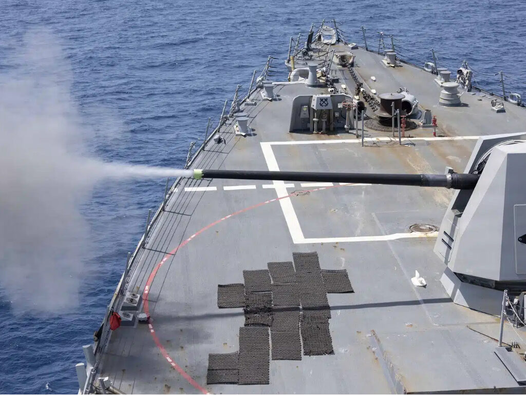 La marine américaine a ouvert le feu sur un cargo iranien, le Touska